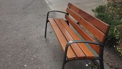Uno de los bancos restaurados en el parque Amalia �lvarez, en Pontevedra