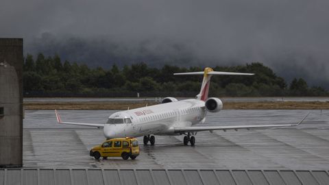 Una aeronave de Iberia, en las instalaciones del aeopuerto de Santiago, en foto de archivo