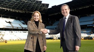 La presidenta del Celta, Mari�n Mouri�o, y el alcalde de Vigo, Abel Caballero, en el estadio de Bala�dos.