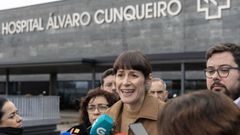 La portavoz Nacional del BNG, Ana Pont�n, atiende a los medios ante las instalaciones del Hospital �lvaro Cunqueiro, en Vigo.