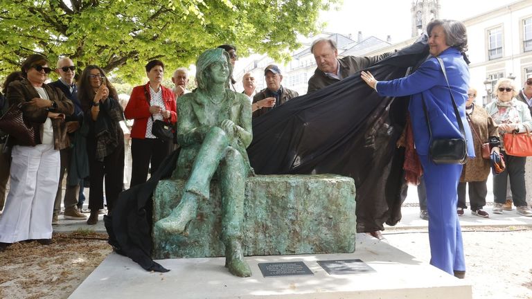 La inauguraci�n de la escultura en recuerdo a Paula Alvarellos, en im�genes