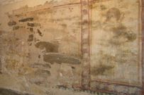 En la imagen de la izquierda, las pinturas como se encontraban en 1994 tras la �ltima restauraci�n. A la derecha, como est�n ahora. 