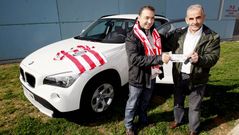 Mart�n Rudi�o, ganador del BMW que sorte� el Lugo, recibiendo las llaves del presidente del club Jos� Bouso