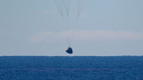 Fotograf�a cedida por la NASA del amerizaje de la c�psula Orion, con la tripulaci�n de Artemis 2.