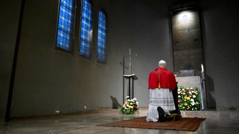 El papa Le�n XIV reza en Montserrat.