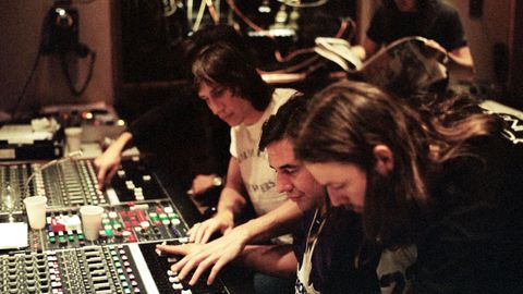 Foto tomada en 1975 en Abbey Road en la grabaci�n de �Wish You Were Here�. En el centro, con camiseta blanca, Roger Waters.