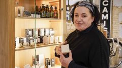 Mar�a Luisa Rodr�guez vende su marca de cosm�tica De L� en el Colmado de Sabores de Ribadavia.