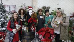 A la izquierda, Andrea, Mari y Valent�n, acompa�ados de otras comerciantes de Mari�amansa