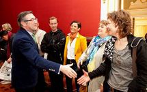 <span lang= es-es >Tres rutas culturales</span>. Profesores y turoperadores de la v�a Franc�gena y la de San Olaf visitan estos d�as Santiago, meta del primer itinerario cultural europeo, con quien comparten proyectos. El alcalde los recibi� ayer en Raxoi, poco antes de manifestarse sobre la remisi�n del caso de las facturas al juzgado.