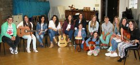 El coro est� integrado por una veintena de j�venes que tambi�n amenizan las mismas. 