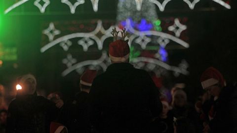 Gorros navideos, este viernes por la tarde en el centro de Monforte tras el encendido este viernes, 2 de diciembre, del alumbrado especial