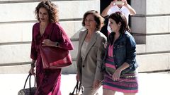 La ministra Montero, la vicepresidenta Carmen Calvo y Adriana Lastra, el equipo negociador del PSOE