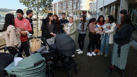 Mujeres que acuden al curso sobre preparaci�n al parto y a la maternidad, ante el centro de salud viveirense