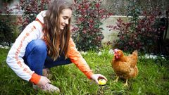 Susana P�rez con su gallina Paupeta en Vigo