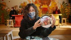 Tareixa Lorenzo, de San Cibrao, con la primera lata que hizo, para A Sacabeira Caf� Bar Cultural de Sargadelos, donde ahora expone sus creaciones en miniatura