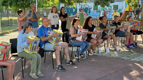 Participantes en el taller de percusin con lata de pimientos, el primer festival de msica aficionada de la Ribeira Sacra, que se celebra este fin de semana en Bveda