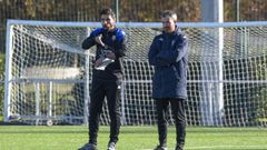 El preparador fsico, Carlos Arosa, junto a Rubn Domnguez durante un entrenamiento. 