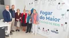 El alcalde de Caldas, Jacobo P�rez, con un grupo de vecinos en el Fogar do Maior de la localidad