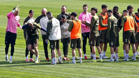 Las collejas se han convertido en un cl&aacute;sico del inicio de los entrenamientos en un plantel en el que reina el buen ambiente.