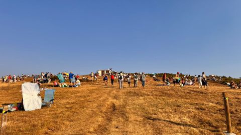 Numerosas personas subieron hasta A Veiga para disfrutar del eclipse