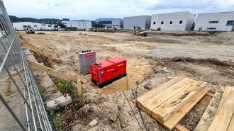 Arranque de las obras para preparar los terrenos que acoger�n la moderna factor�a de Emenasa en Nigr�n.