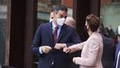 Pedro S�nchez saluda a la presidenta de Navarra, Mar�a Chivite