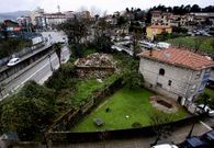 Seg�n vecinos de la zona, la casa, con una finca llena de maleza, escombros y suciedad, es utilizada por drogadictos.