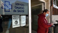 Centro de salud de Ribeira, con cartel informando de cu�ntos m�dicos faltan