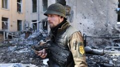 Un soldado del batall�n Azov, que ha denunciado el uso de armas qu�micas por parte de Rusia, en medio de la destrozada ciudad de Mari�pol.  