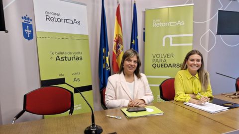 La vicepresidenta del Gobierno de Asturias, Gimena Llamedo, durante la presentaci�n del plan RetornAs, junto a la directora general de Emigraci�n y Pol�ticas de Retorno, Olaya Romano.