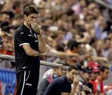 Mauricio Pellegrino, de pie delante del banquillo del Valencia.
