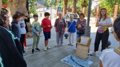 Mar�a del Carmen, Rosa y Loli (en el centro) con Branca (a la derecha) y los alumnos del CEIP Otero Pedrayo
