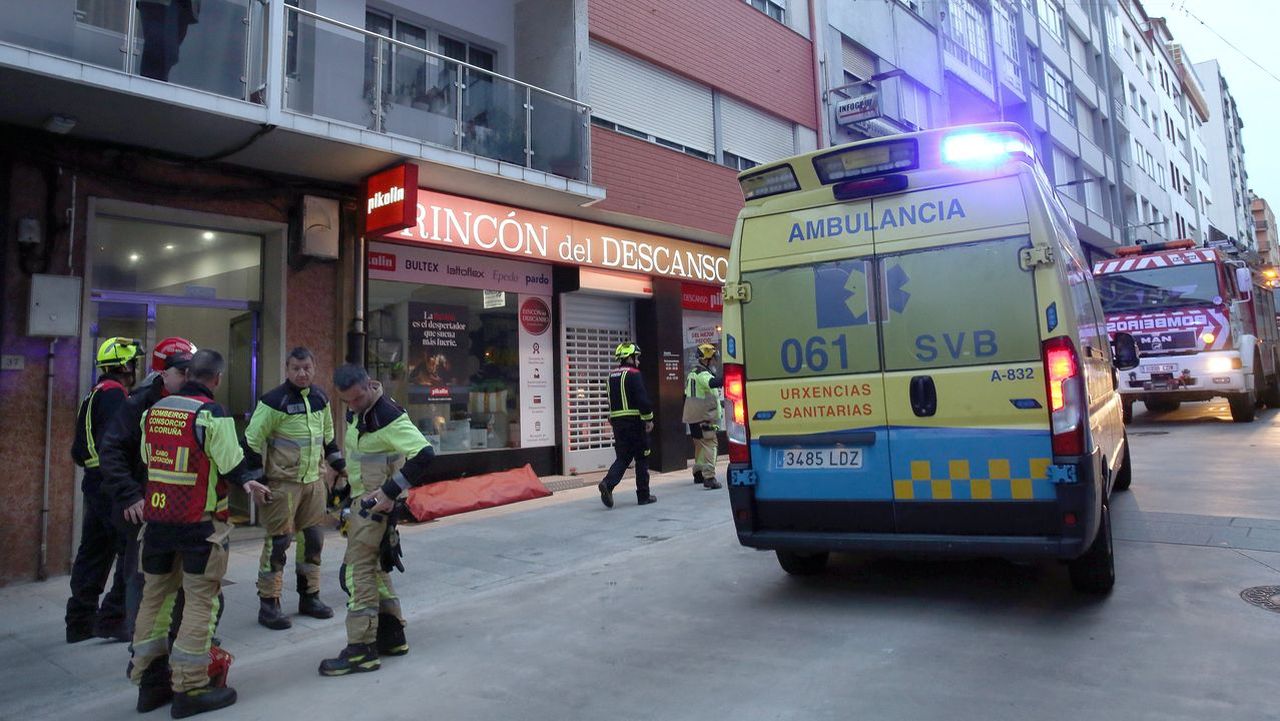 Un hombre se cae de un segundo piso en Ribeira al intentar acceder a su ...