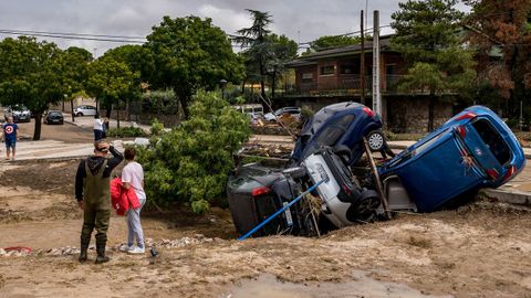 Varios veh�culos apilados por las inundaciones de la Dana en El �lamo, un municipio a 40 kil�metros de Aldea de Fresno.