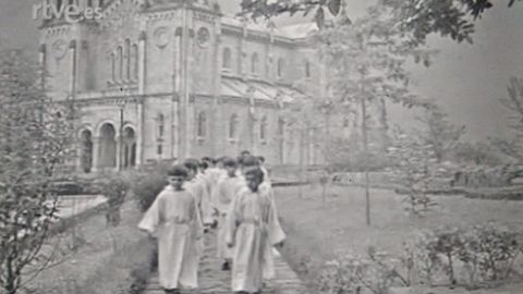 Ni�os de la Escolan�a de Covadonga, en un fotograma del programa de 1969