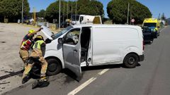 Los bomberos de Ribeira han tenido que extraer a una mujer herida en el accidente en Agro do Forno, en Oleiros
