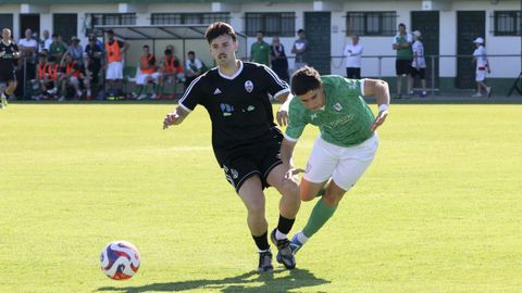 Una imagen del empate entre el Galicia de Mugardos y el Club do Mar de Cai�n.