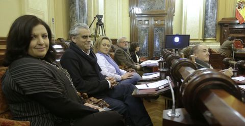 <span lang= es-es >La vuelta de Cid</span>. La concejala del PP Mar�a Luisa Cid, a la izquierda, volvi� al pleno en sustituci�n de Carlos Negreira, con el que fue concejala del �rea de Empleo y Empresa en el anterior mandato. 