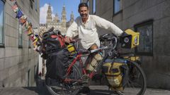 El argentino Pablo Garc�a, con la bicicleta con la que est� dando la vuelta al mundo