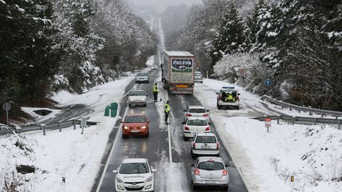 La nieve dificulta la circulacin por la N-640 a la altura del kilmetro 84 provocando grandes retenciones. 