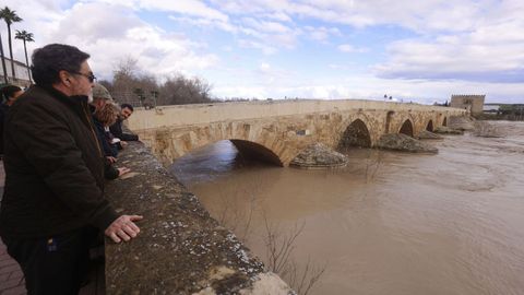El puente romano de C�rdoba se cerr� en torno a las tres por la crecida del Guadalquivir