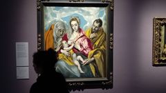 Una visitante frente a una de las obras de la exposici�n de El Greco en el Palacio Real de Mil�n