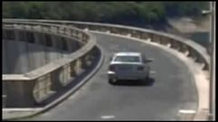 Imagen difundida por la Guardia Civil en la que se ve un coche cruzando el Mio por la presa de Belesar el da del incendio. La Guardia Civil cree que se trata del vehculo del sospechoso