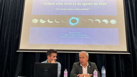 Xavier Fonseca (izquierda) y el alcalde Jos� Tom� en la presentaci�n de la charla divulgativa
