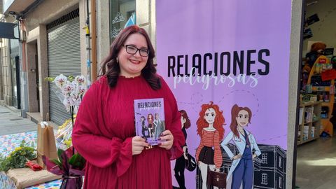 Esperanza Villanueva, con el libro que acaba de publicar, «Relaciones Peligrosas»