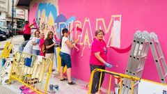 Pacientes y voluntarias participan estos d�as en la elaboraci�n del mural con el que ADICAM conmemora su 25.� aniversario en Moa�a.