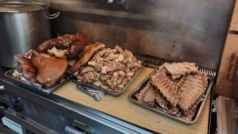 Parte de los productos de primer calidad con los que elaboran el cocido en el restaurante Area Grande de San Rom�n. 