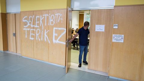 Pintada contra la selectividad en la entrada de un aula donde se estaba celebrando el examen