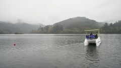 Los primeros �ecobarcos� funcionaron este verano en los embalses de As Conchas y Frieira.