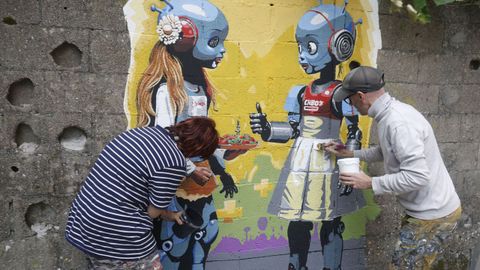 Dos artistas interviene un muro en el barrio ferrolano de Canido.
